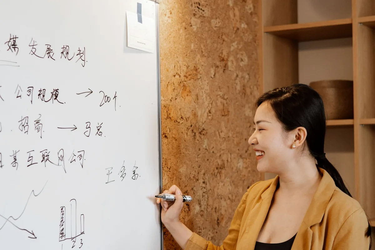 นักธุรกิจหญิงในออฟฟิศสมัยใหม่ ทบทวนขั้นตอน Human Approval และการรับช่วงต่อของ Workflow Automation